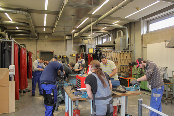 Metallbauer der Martin-Segitz-Schule bei ihrer Abschlussprüfung